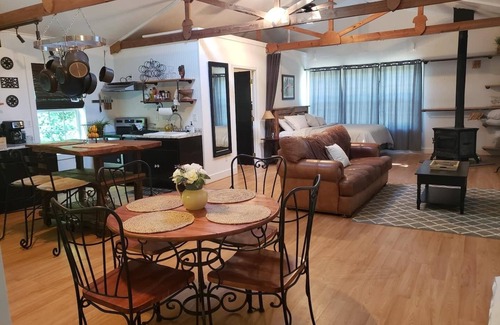 Hendersonville House | Pet-Friendly Getaway at The Barn at Slick Rock: 10/10 Rated