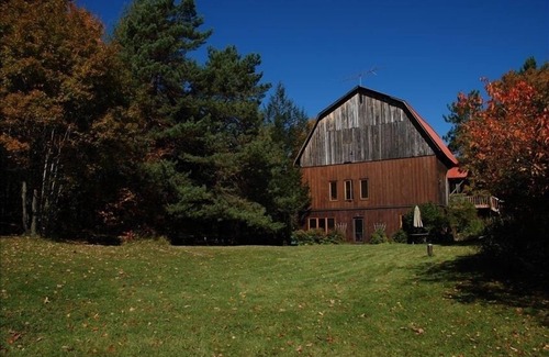 La Peche House | Discover The Barn: Ideal Retreat by Gatineau Park