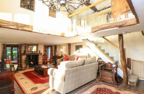 Thetford House | Family-Friendly Escape at The Barn - 4-Star Comfort Awaits