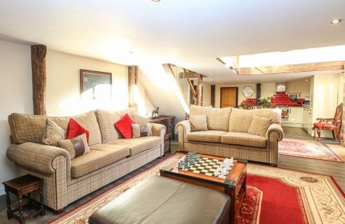 Thetford House | Family-Friendly Escape at The Barn - 4-Star Comfort Awaits