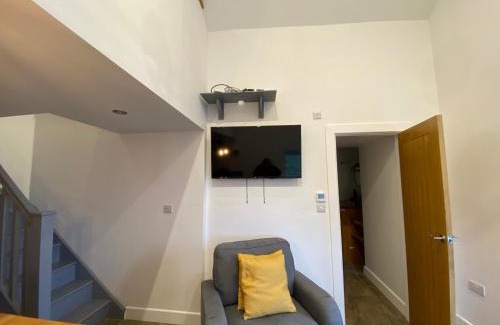 Stoney Middleton Apartment | Family-Friendly Retreat at The Barn with Hot Tub & Kitchen