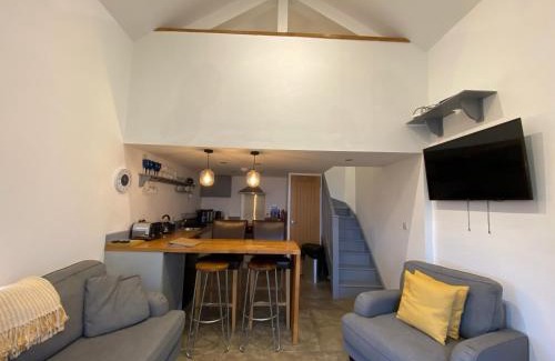 Stoney Middleton Apartment | Family-Friendly Retreat at The Barn with Hot Tub & Kitchen