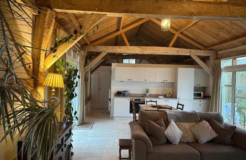 Braishfield House | Inviting Getaway at The Barn with Free Breakfast and 9.7 Rating