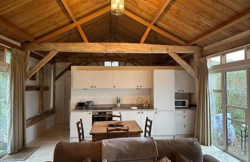 Braishfield House | Inviting Getaway at The Barn with Free Breakfast and 9.7 Rating