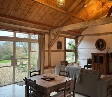 Braishfield House | Inviting Getaway at The Barn with Free Breakfast and 9.7 Rating