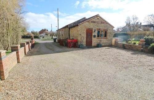 Glentham House | Pet-Friendly Haven: The Barn with 9/10 Guest Rating