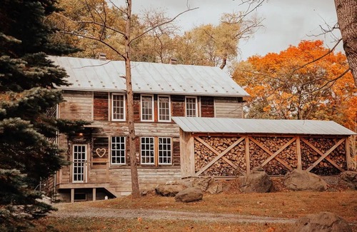 Tivoli House | Relaxing Getaway at The Barn in Tivoli with Spa & Pool