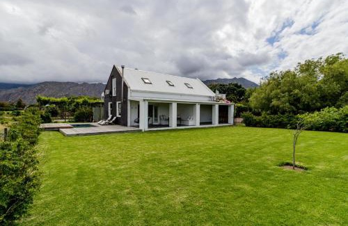 Montagu House | Oceanfront Cottages at The Barn On 62 - Rated 9.5/10!