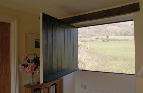 Axbridge Cottage | Pet-Friendly Haven: The Barn in Compton Bishop