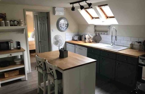 Ampney Crucis Apartment | Romantic Getaway at The Barn: Top-Rated Cotswolds Retreat