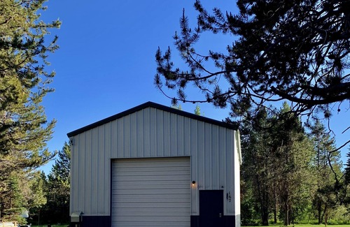 Wagon Wheel House | Experience The Barndominium 167 with Hot Tub & Lake View
