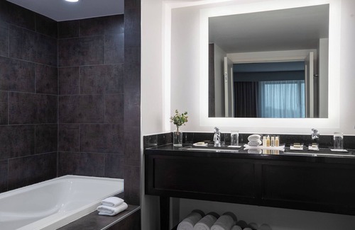 Novi Hotel | Discover The Baronette Renaissance Detroit-Novi Hotel