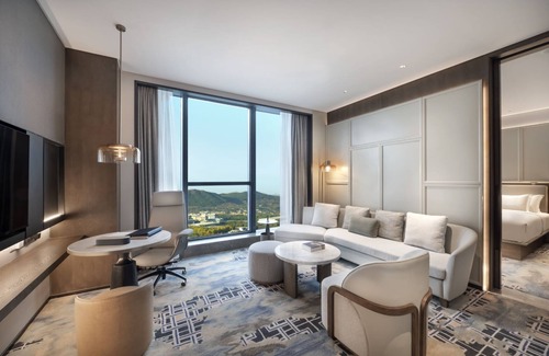 Lixia District Hotel | Relax at The Barony Jinan East with Pool & Family-Friendly Amenities