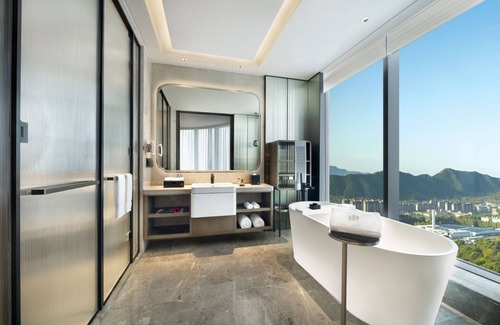 Lixia District Hotel | Relax at The Barony Jinan East with Pool & Family-Friendly Amenities