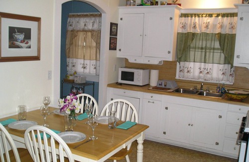 Shiner House | Experience The Barta Bungalow in Shiner - Rated 9.8/10