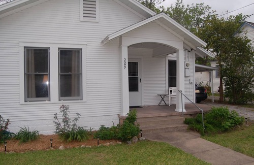 Shiner House | Experience The Barta Bungalow in Shiner - Rated 9.8/10