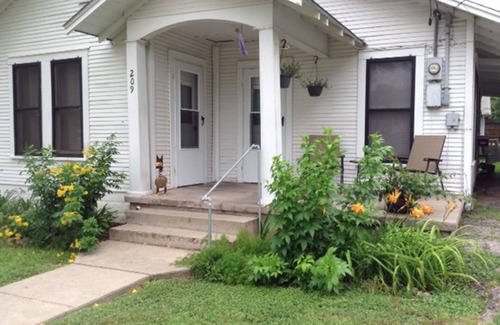 Shiner House | Experience The Barta Bungalow in Shiner - Rated 9.8/10