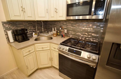 Bedford-Stuyvesant House | The Barton – 3BD/1BTH Apartment in Brooklyn