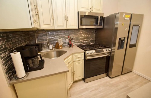 Bedford-Stuyvesant House | The Barton – 3BD/1BTH Apartment in Brooklyn
