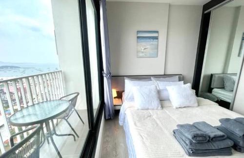 Pattaya Bay Apartment | Elegant BASE Central PATTAYA with Infinity Pool & Netflix