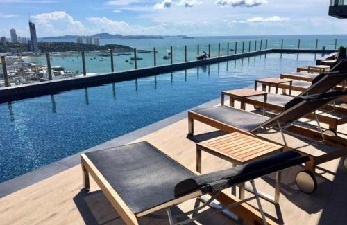 Pattaya Bay Apartment | Elegant BASE Central PATTAYA with Infinity Pool & Netflix