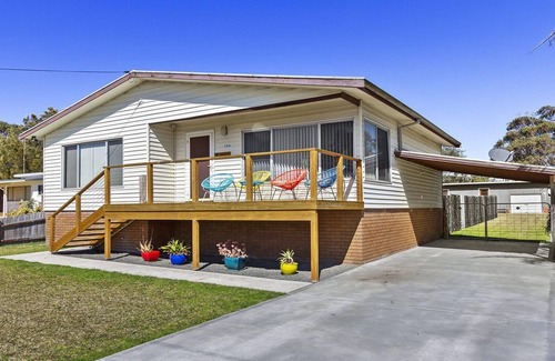 Culburra Beach Cottage | Pet-Friendly Retreat at The Batch with Pool and Kitchen