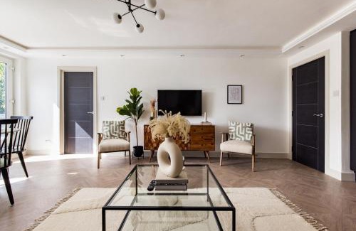 Shaftesbury Apartment | Stylish Battersea Flat with Terrace - Family Friendly Stay