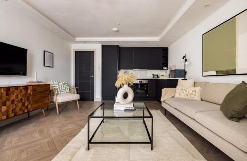 Shaftesbury Apartment | Stylish Battersea Flat with Terrace - Family Friendly Stay