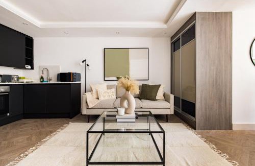 Shaftesbury Apartment | Stylish Battersea Flat with Terrace - Family Friendly Stay