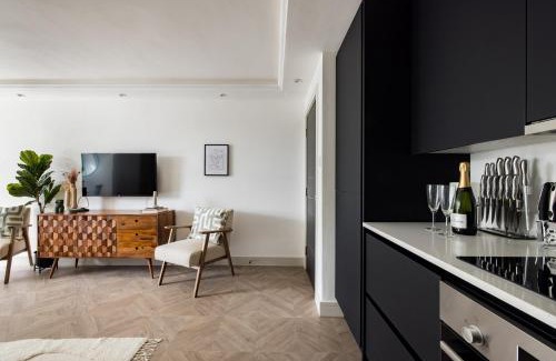 Shaftesbury Apartment | Stylish Battersea Flat with Terrace - Family Friendly Stay