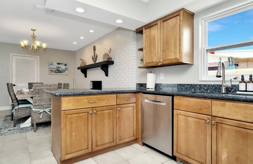 Bay Crest Park House | Experience The Bay Beach House: Pet-Friendly & Poolside Fun
