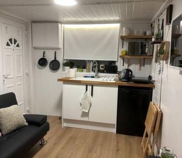 Slyne House | Cozy Retreat at The Bay Cabin - Perfect for Families
