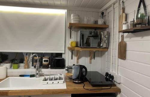 Slyne House | Cozy Retreat at The Bay Cabin - Perfect for Families