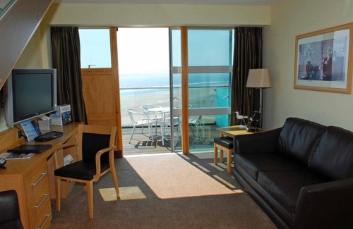 Burntisland Hotel | Experience Comfort at The Bay Hotel with Pool & Spa Access