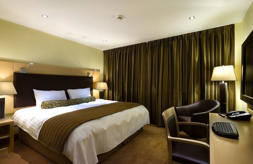 Burntisland Hotel | Experience Comfort at The Bay Hotel with Pool & Spa Access