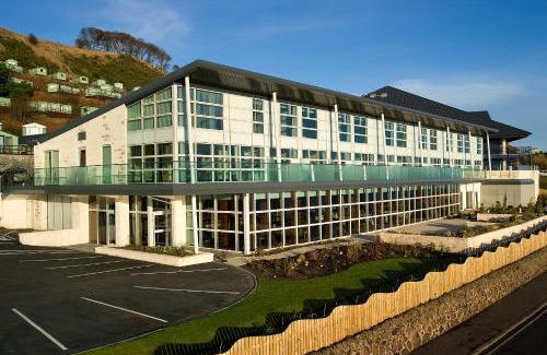 Burntisland Hotel | Relax at The Bay Hotel: Oceanfront Stay with Great Amenities