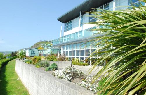 Burntisland Hotel | Relax at The Bay Hotel: Oceanfront Stay with Great Amenities