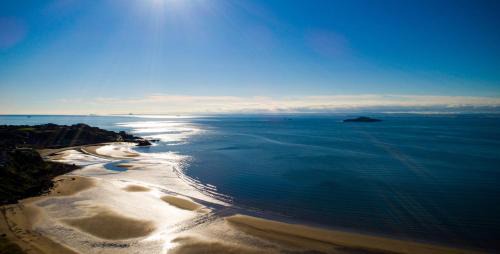 Burntisland Hotel | Relax at The Bay Hotel: Oceanfront Stay with Great Amenities