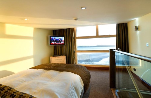 Burntisland Hotel | Relax at The Bay Hotel: Oceanfront Stay with Great Amenities