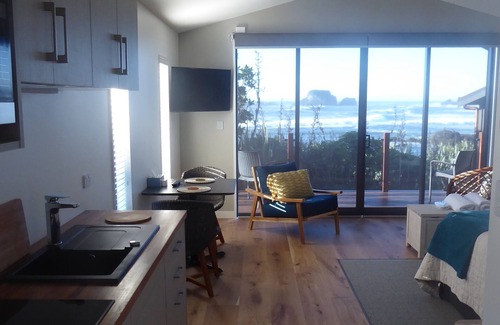 Cape Foulwind Cabin | Beachfront Escape at The Bay House with Top Amenities