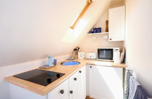 Thorpeness Cottage | Cozy Bay Tree Studio with Spa and Kitchen for 2 Guests