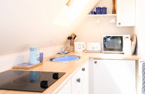 Thorpeness Cottage | Cozy Bay Tree Studio with Spa and Kitchen for 2 Guests