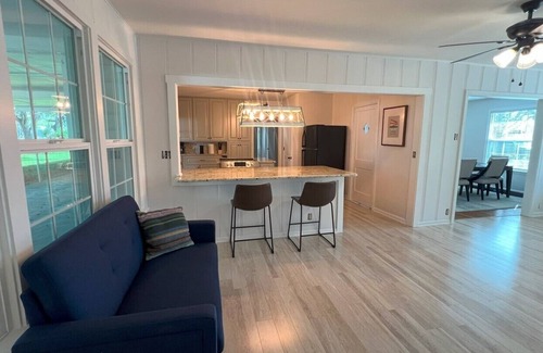 Llano House | Comfortable Stay at The Bayley House with Hot Tub & Breakfast