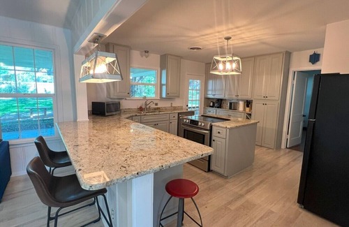 Llano House | Comfortable Stay at The Bayley House with Hot Tub & Breakfast