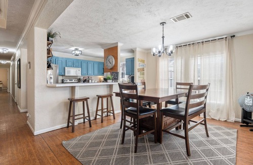 Waco House | Relaxing Retreat at The Baylor House with Hot Tub & Spa