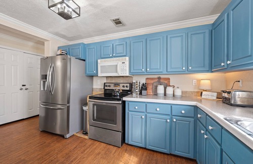 Waco House | Relaxing Retreat at The Baylor House with Hot Tub & Spa
