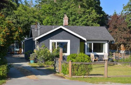 Downtown Victoria House | Pet-Friendly Escape at The Bayside Cottage - Rated 9/10