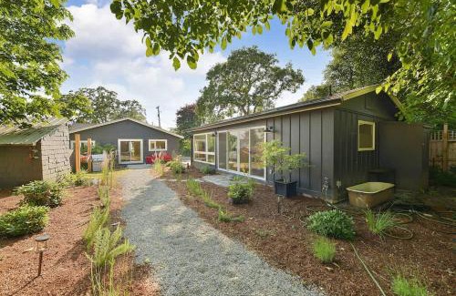 Downtown Victoria House | Pet-Friendly Escape at The Bayside Cottage - Rated 9/10