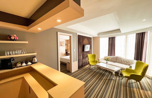 Chom Phon Hotel | Discover The Bazaar Hotel: Family-Friendly with Pool & Dining