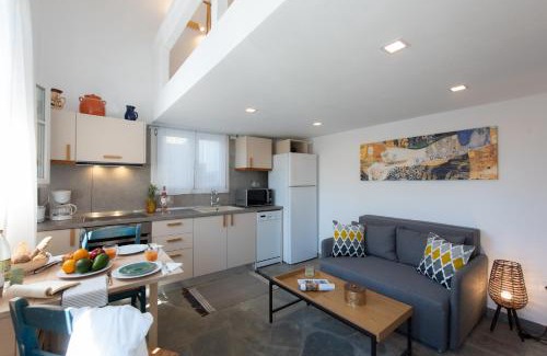 Artemonas Apartment | Explore The Be House: Family-Friendly Retreat with Breakfast